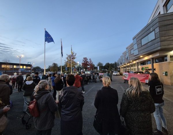 Dinsdag 15-10-2024 Dam Herten Protest voor Gemeente Huis in oud-beijerland